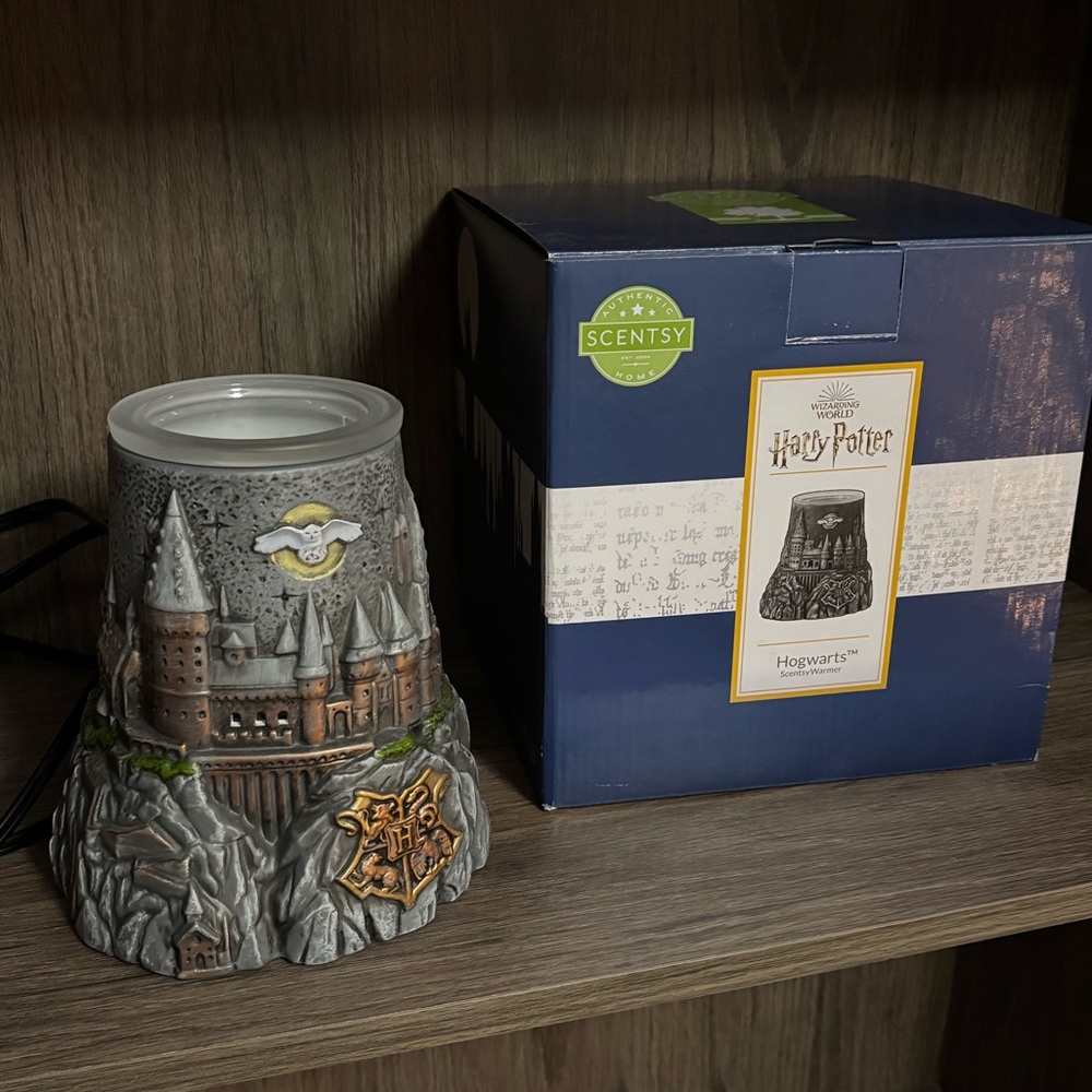 Harry Potter Hogwarts Scentsy wax warmer
